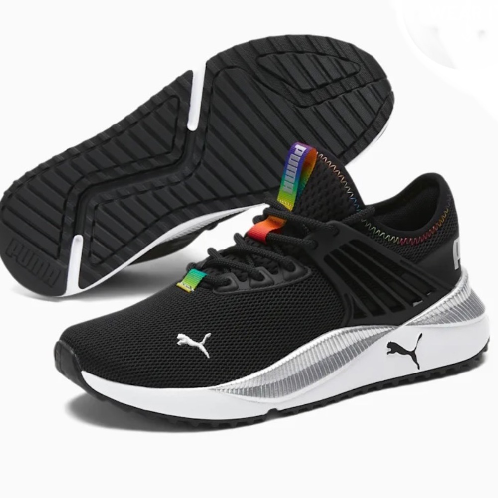 PACER FUTURE WOMEN PUMA SNEAKERS SIZE 6 ( Brand NEW) -price is firm
